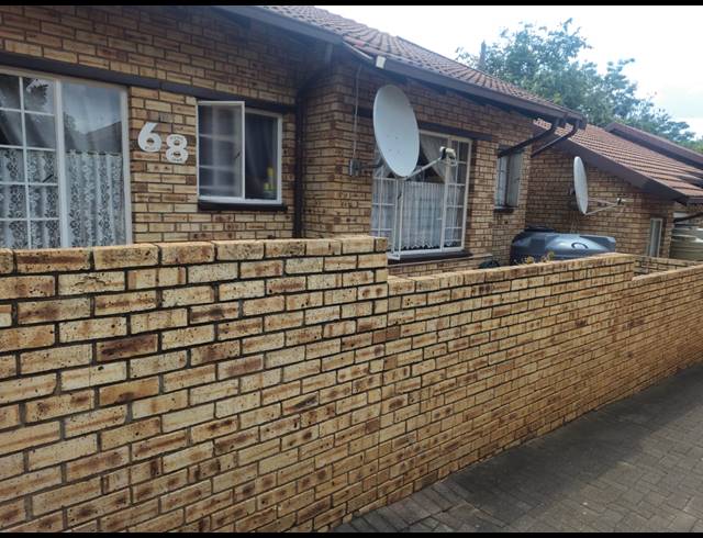 4 BEDROOM TOWNHOUSE FOR SALE IN SAFARI GARDENS